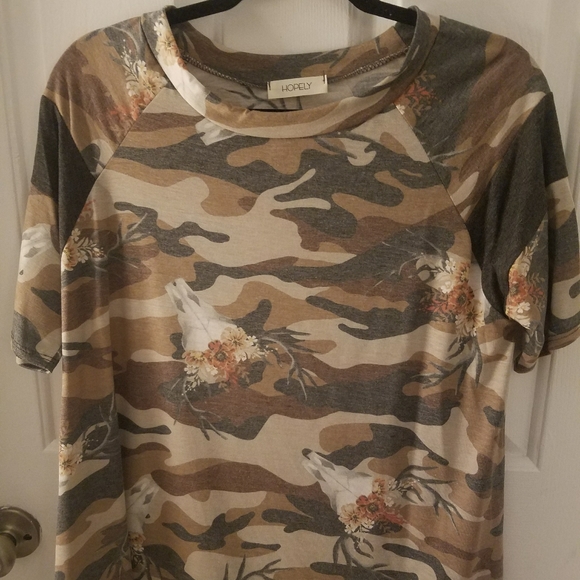 SALE🔥Camo & Skulls Short Sleeve Top - Picture 4 of 6